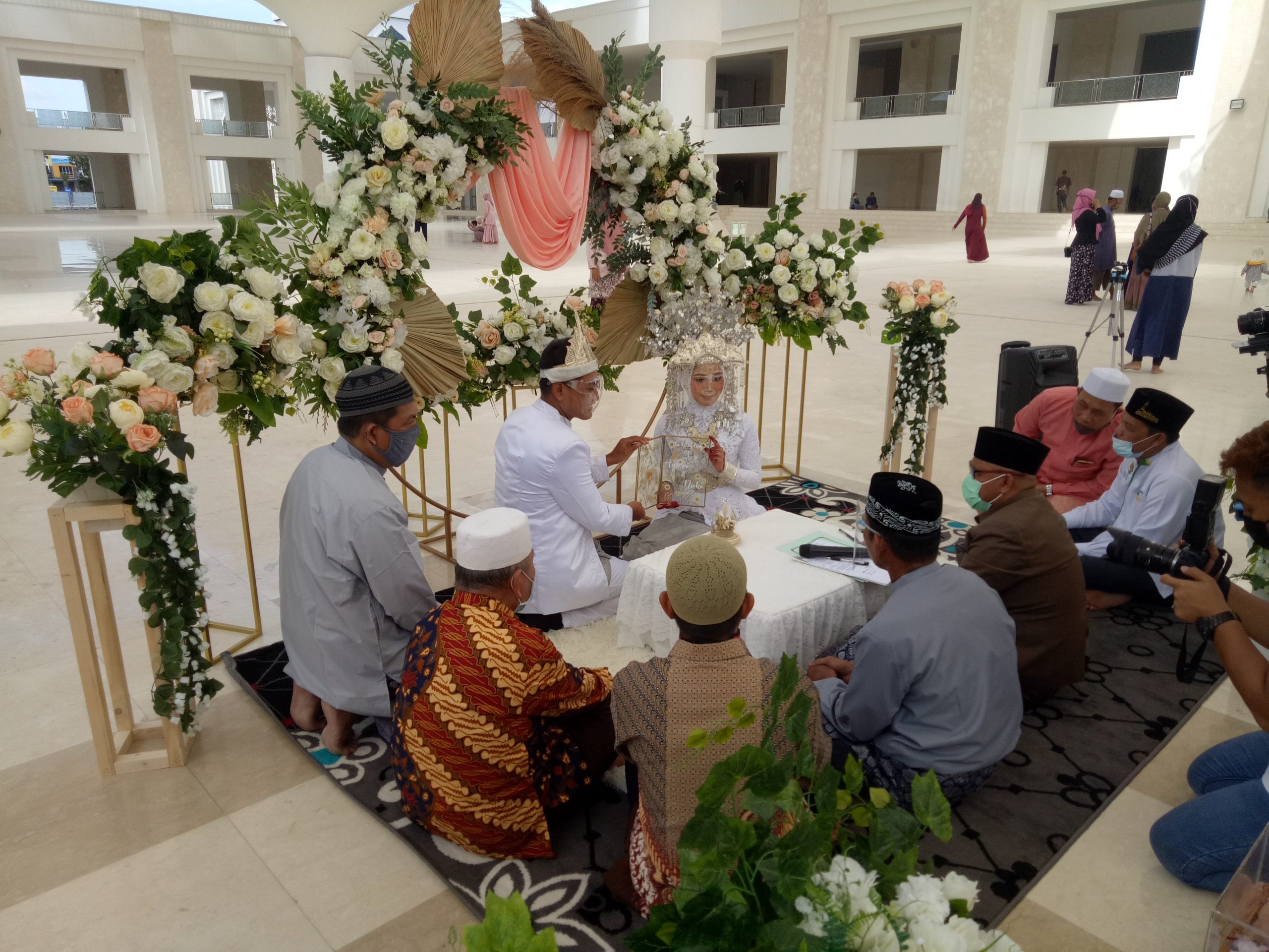 PELAKSANAAN AKAD NIKAH DI MASJID SULTAN MAHMUD RIAYAT SYAH BULAN MARET ...